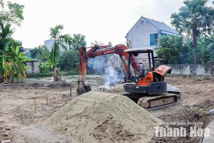Công tác chuẩn bị mặt bằng xây dựng nhà ở cho gia đình ông Đỗ Hữu Hinh.