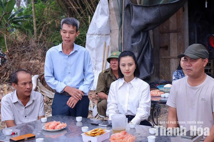 Đại diện Uỷ ban MTTQ xã An Nông thăm hỏi, động viên gia đình ông Đỗ Hữu Hinh.