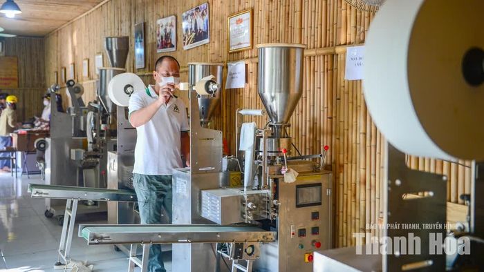 Để vận hành quy trình, anh Cường đã cho đầu tư khoảng 5 tỷ đồng vào dây chuyền sản xuất hiện tại gồm máy sấy, máy sao, máy nghiền, máy đóng gói, máy co màng và máy in.