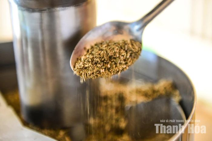 Sau đó, nguyên liệu được nghiền và phối trộn để tạo ra sản phẩm theo công thức của từng dòng trà.