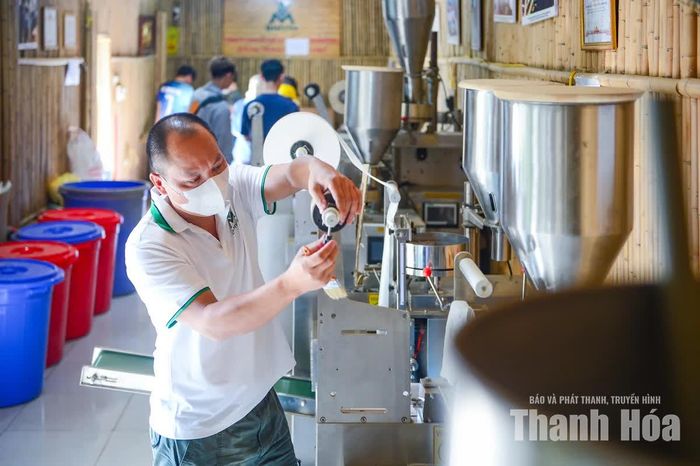 Việc đầu tư thiết bị cho thấy nỗ lực chuyển từ phương thức chế biến thủ công sang sản xuất có tính công nghiệp, phù hợp với định hướng phát triển sản phẩm hàng hóa. Đây cũng là cơ sở để doanh nghiệp hướng đến nâng cao năng lực cung ứng, chuẩn hóa quy trình và từng bước mở rộng thị trường.