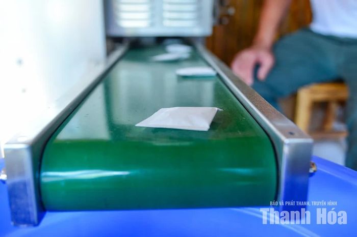 Dây chuyền đóng gói trà tự động có tác dụng định lượng, đóng gói và hoàn thiện sản phẩm nhanh chóng, đồng đều, góp phần bảo đảm vệ sinh và nâng cao năng suất sản xuất.