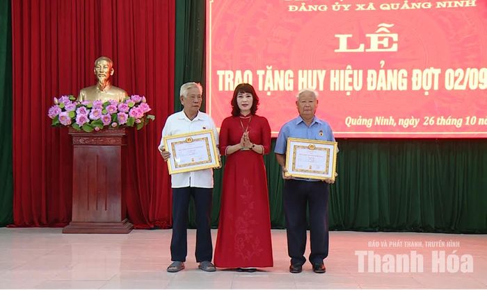 Đồng chí Nguyễn Thị Sơn, Bí thư Đảng ủy, Chủ tịch HĐND xã Quảng Ninh trao Huy hiệu 60 năm tuổi Đảng cho các đảng viên.