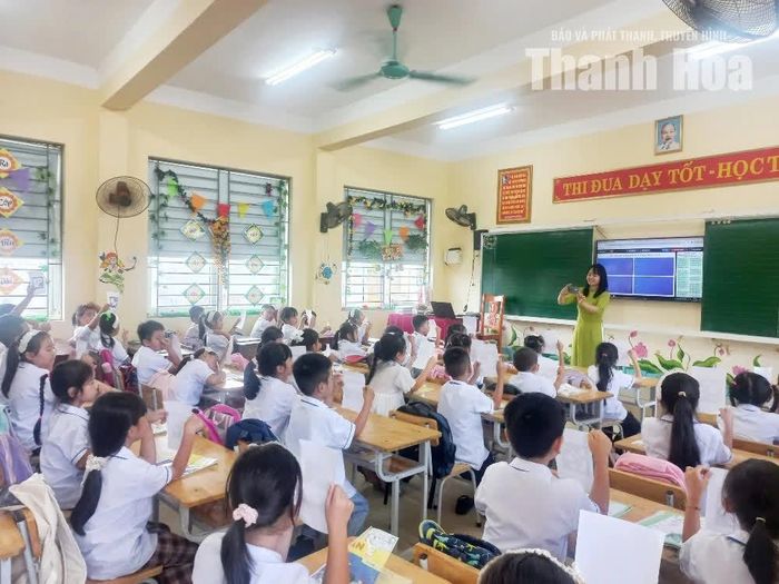 Cô trò Trường Tiểu học Thiệu Hóa, xã Thiệu Hóa trong giờ học. (Ảnh minh họa)