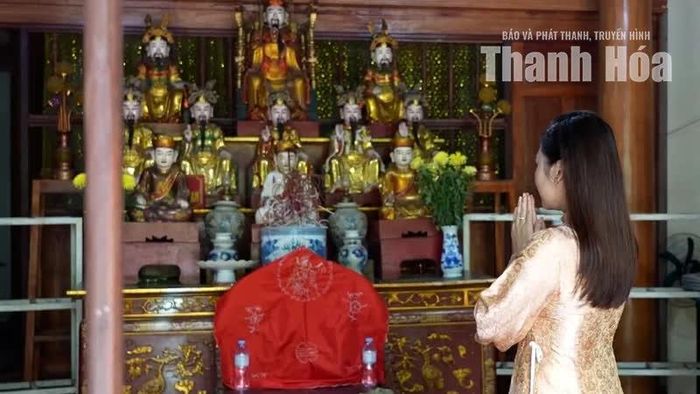 Phủ Tía là nơi người dân thành kính dâng hương, cầu mong bình an, may mắn và cuộc sống ấm no, hạnh phúc.