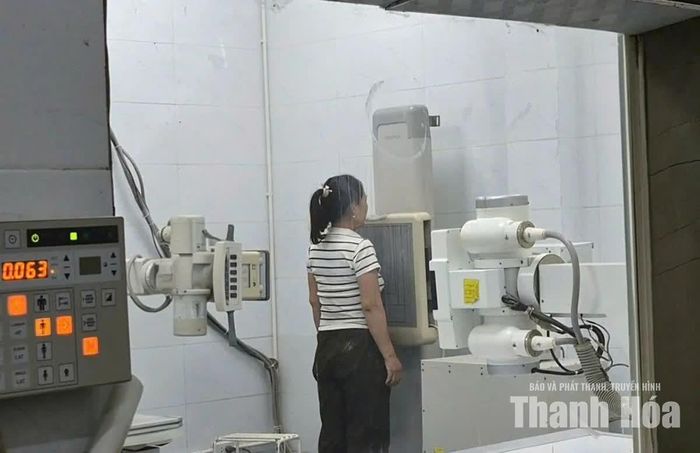 Bệnh nhân chụp X - quang tại bệnh viện.