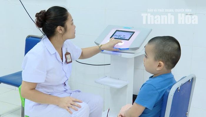 Điều dưỡng tại Đơn nguyên Tâm bệnh, Bệnh viện Nhi Thanh Hóa ứng dụng công nghệ thông tin trong quá trình chăm sóc, điều trị bệnh.