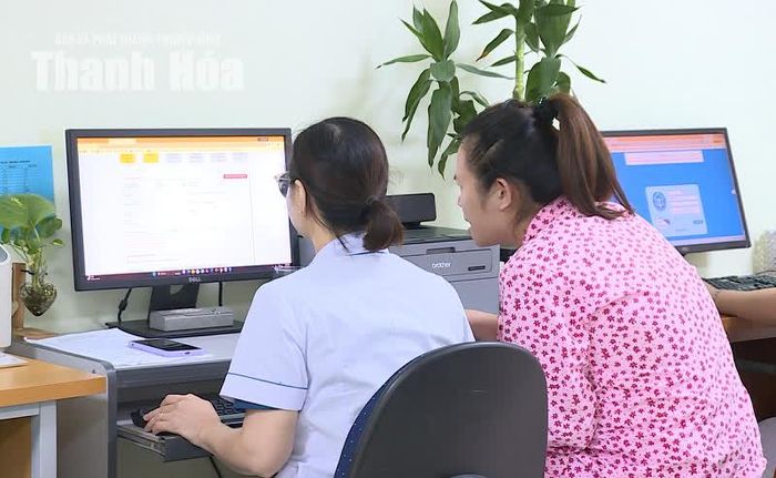 Điều dưỡng Khoa Sản, Bệnh viện Đa khoa Hà Trung hỗ trợ sản phụ làm thủ tục đăng ký khai sinh, thường trú và thẻ bảo hiểm y tế ngay tại khoa điều trị.