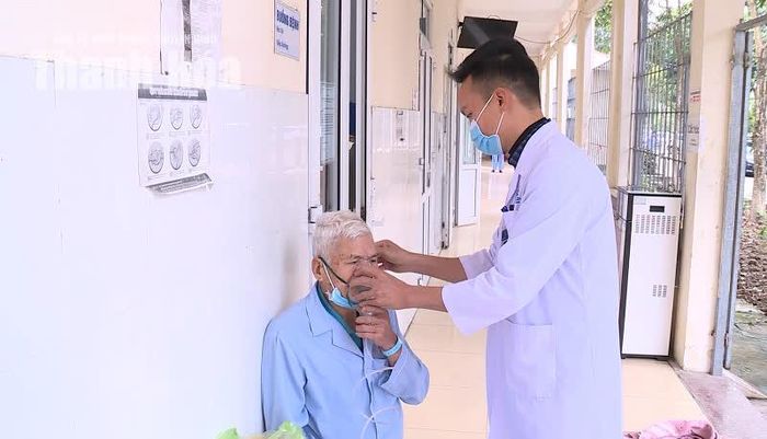 Điều dưỡng Nguyễn Văn Tài, khoa Nội III, Bệnh viện Phổi Thanh Hóa hỗ trợ bệnh nhân.
