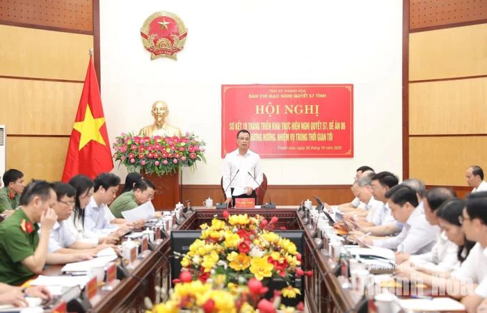Chủ tịch UBND tỉnh Tô Anh Dũng chủ trì hội nghị.