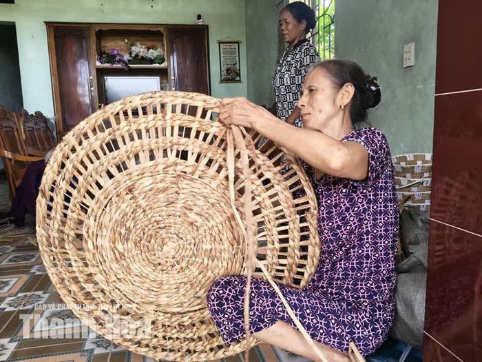 Người dân tranh thủ lúc nông nhàn làm thêm sản phẩm mới.
