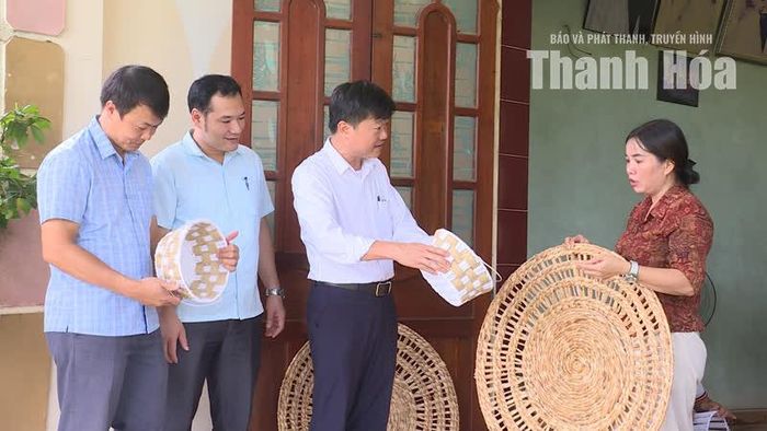 Cán bộ xã Yên Ninh thăm người làm nghề truyền thống ở thôn Châu Thôn.