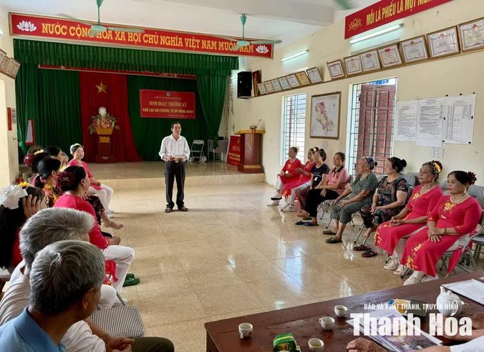 Buổi sinh hoạt định kỳ của CLB liên thế hệ tự giúp nhau TDP Đông Minh (phường Đông Sơn).