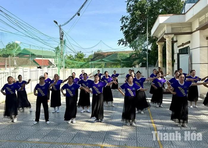 Buổi sinh hoạt định kỳ của Câu lạc bộ liên thế hệ tự giúp nhau Thành Vinh, tổ dân phố Đông Nam, phường Đông Quang (Ảnh tư liệu của Thanh Huê).