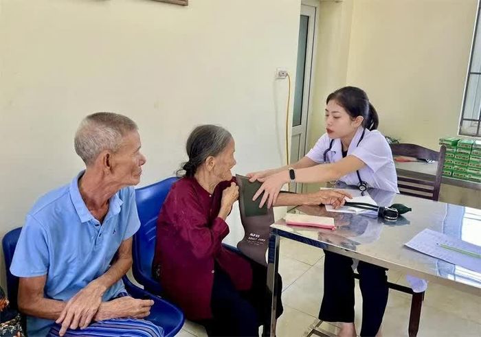 Phường Nam Sầm Sơn phối hợp với Bệnh viện Đa khoa Sầm Sơn khám sức khỏe và cấp phát thuốc miễn phí cho người cao tuổi (Ảnh tư liệu của Trần Hằng).