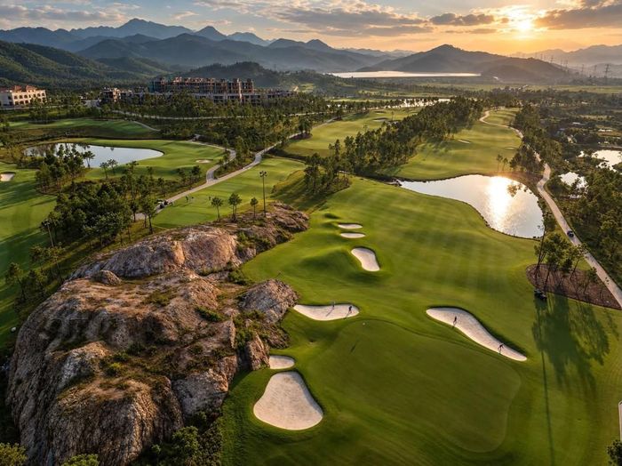 Quảng Ninh khẳng định sức hút với hệ thống sân golf thiết kế độc đáo, tầm nhìn đẹp và độ khó cao. Ảnh: Silk Path Đông Triều Golf & Country Club
