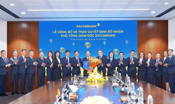 Ban Lãnh đạo Ngân hàng chúc mừng tân Phó Tổng giám đốc.