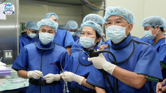 Tại hội thảo, dấu ấn chuyên môn cũng đến từ các phiên trình diễn kỹ thuật trực tiếp. Ảnh: Bệnh viện Trung ương Huế
