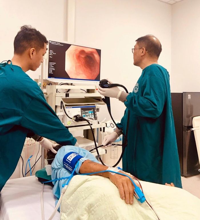 Sau khi hội chẩn, các bác sĩ thống nhất chỉ định can thiệp nội soi mật tụy ngược dòng (ERCP) cấp cứu. Ảnh: Bệnh viện Bạch Mai