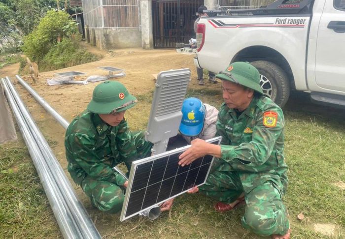 Các chiến sĩ Biên phòng Yên Khương lắp điện mặt trời tại bản Tứ Chiếng.  Ảnh: Biên phòng Yên Khương.