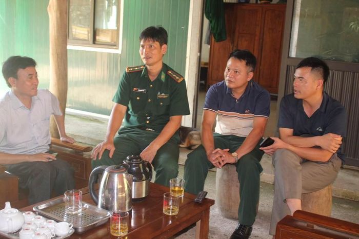 Trung tá Trương Huy Hùng (người mặc quân phuc) chia sẻ cùng nhà báo. Ảnh: Chu Khôi.