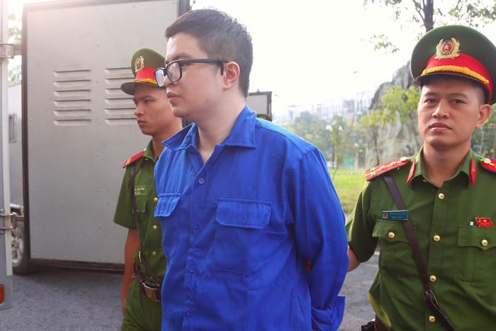Cảnh sát dẫn giải bị cáo Phó Đức Nam đến phiên tòa. Ảnh: Như Nguyệt.