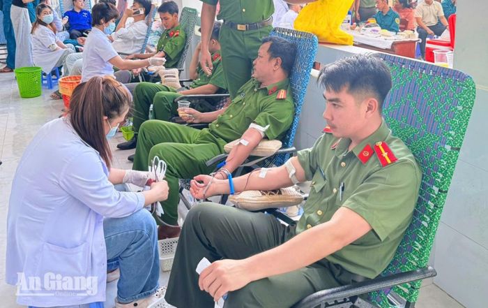 Tình nguyện viên tham gia hiến máu tại ngày hội.