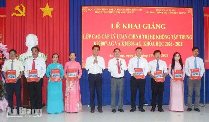Trao quyết định Ban cán sự lớp lâm thời của 2 lớp Cao cấp lý luận chính trị hệ không tập trung K20B07-AG và K20B08-AG.