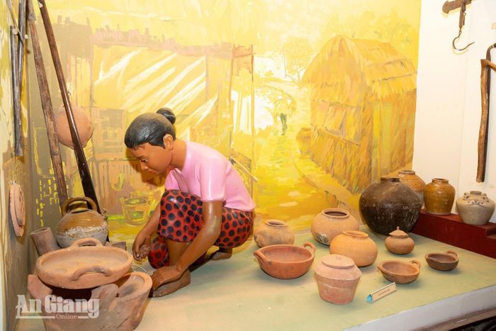 Một số dụng cụ bếp được trưng bày tại bảo tàng.
