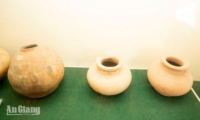 Nhiều hiện vật quý hiếm về văn hóa Óc Eo được trưng bày, giới thiệu đến công chúng.