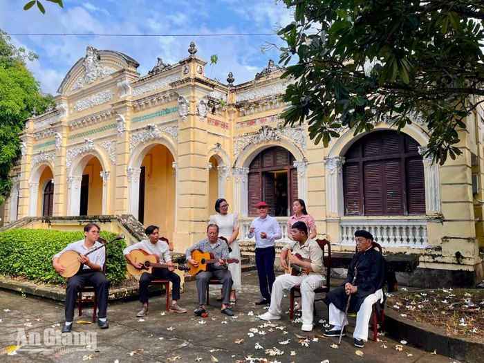 Không gian bảo tàng cũng là nơi thường diễn ra hoạt động giao lưu, sinh hoạt nghệ thuật đờn ca tài tử.