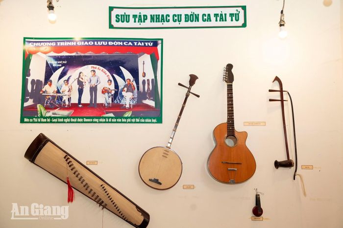 Bộ sưu tập nhạc cụ đờn ca tài tử.