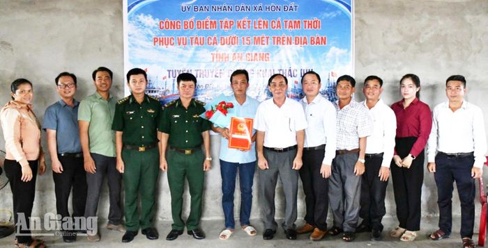 Đại diện Phòng Kinh tế xã Hòn Đất, Đồn Biên phòng Lình Huỳnh trao quyết định mở điểm tập kết lên cá tạm thời cho ông Trương Thanh Điền.