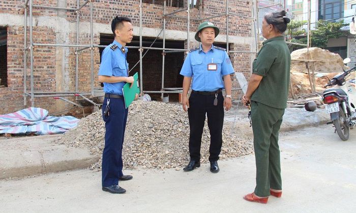 Lực lượng chức năng phường Nam Sơn tuyên truyền, nhắc nhở người dân tuân thủ các quy định về trật tự xây dựng.