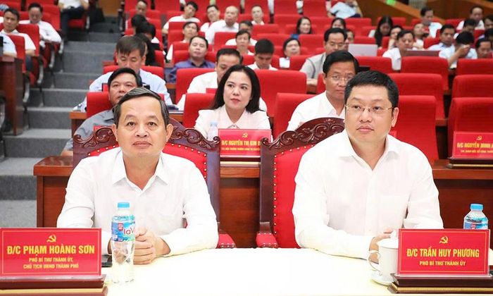  Các đồng chí lãnh đạo thành phố và đại biểu dự Hội nghị. 