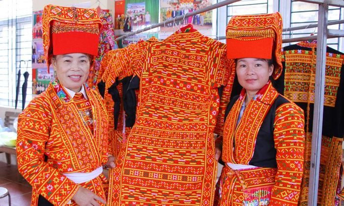  Hội viên phụ nữ thôn Đá Bờ giới thiệu trang phục truyền thống của đồng bào dân tộc Dao Lô Gang. 