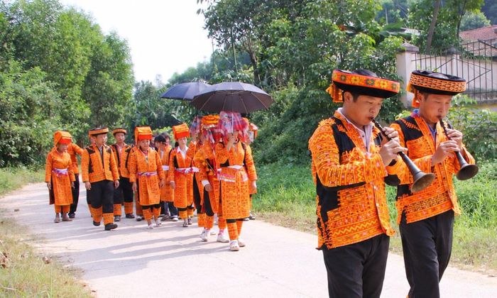  Nghi lễ rước dâu theo phong tục truyền thống của đồng bào dân tộc Dao Lô Gang. 
