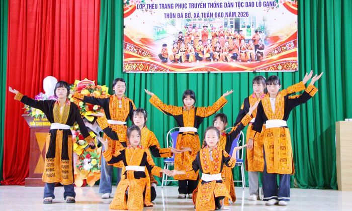  Tiết mục văn nghệ đặc sắc do học viên lớp thêu trang phục truyền thống biểu diễn. 
