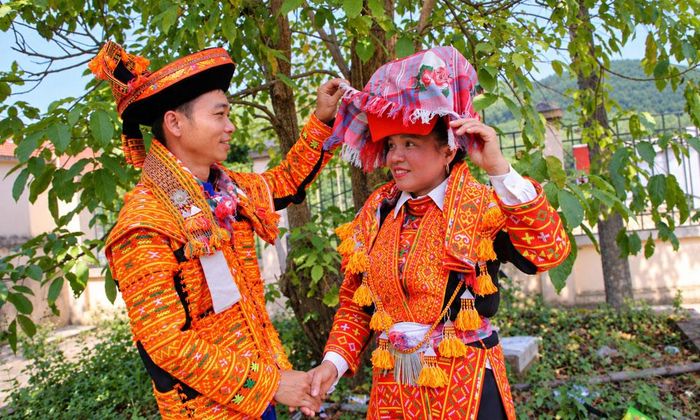  Trang phục truyền thống của cô dâu và chú rể. 