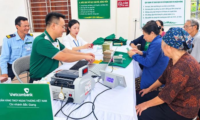  Người dân tổ dân phố Tư Mại, phường Cảnh Thụy nhận tiền bồi thường giải phóng mặt bằng dự án Khu công nghiệp Đồng Phúc. 