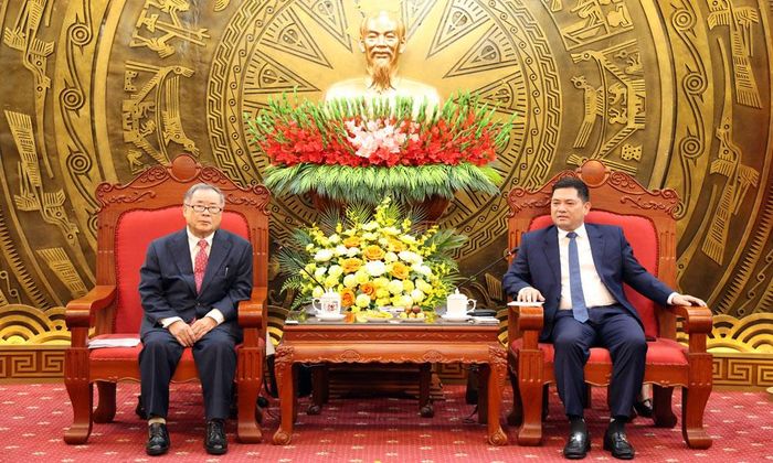 Bí thư Thành ủy Nguyễn Hồng Thái trao đổi thông tin với Chủ tịch Tập đoàn Y tế Seishokai.