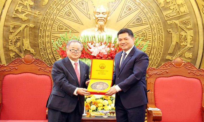 Bí thư Thành ủy Nguyễn Hồng Thái tặng quà cho ông Matsumoto Akihide, Chủ tịch Tập đoàn Y tế Seishokai.