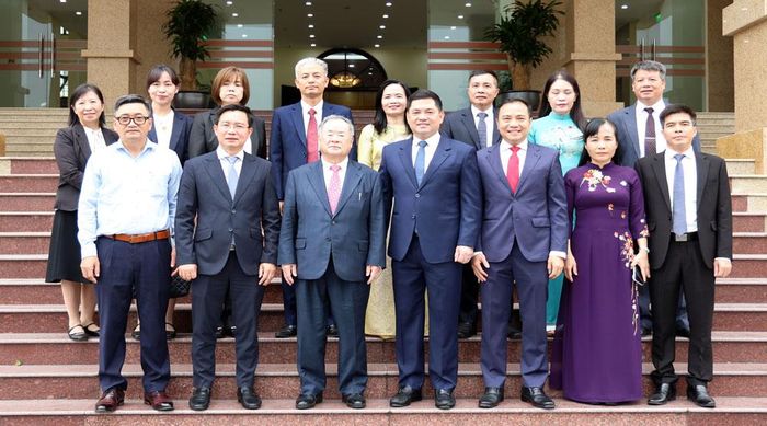 Các đại biểu chụp ảnh lưu niệm.