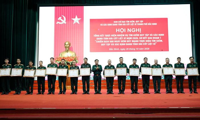 Đại tá Dương Trung Kiên, Phó Chính ủy Bộ Chỉ huy Quân sự thành phố trao Bằng khen của Chủ tịch UBND thành phố cho các cá nhân xuất sắc.