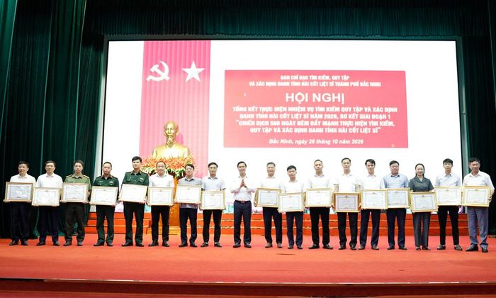 Đồng chí Lê Xuân Lợi trao Bằng khen của Chủ tịch UBND thành phố cho các tập thể xuất sắc.