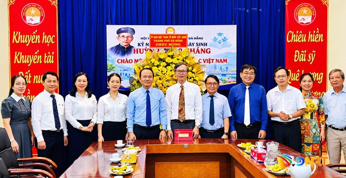 Phó Bí thư Thành ủy, Chủ tịch Ủy ban MTTQ Việt Nam thành phố Nguyễn Đình Vĩnh (thứ 5, từ trái qua) chúc mừng Hội Khuyến học thành phố nhân Ngày Khuyến học Việt Nam. Ảnh: ĐẮC MẠNH