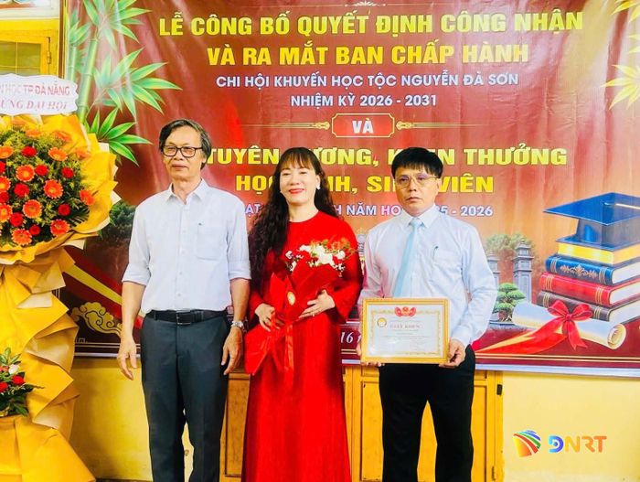 Chủ tịch Hội Khuyến học thành phố Nguyễn Minh Hùng trao Giấy khen cho Chi hội Khuyến học tộc Nguyễn Đà Sơn vì có thành tích trong phong trào khuyến học, khuyến tài.