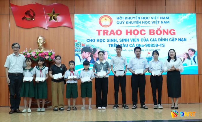 Hội Khuyến học thành phố trao học bổng cho con của các thuyền viên gặp nạn trên tàu cá QNa-90859-TTS. Ảnh: HỒ QUÂN