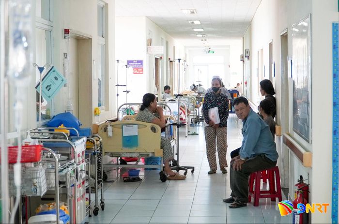 Bệnh viện bố trí giường bệnh dọc hành lang tại Khoa Nội tổng hợp (Ảnh chụp sáng 21/10/2026). Ảnh: HỒ QUÂN