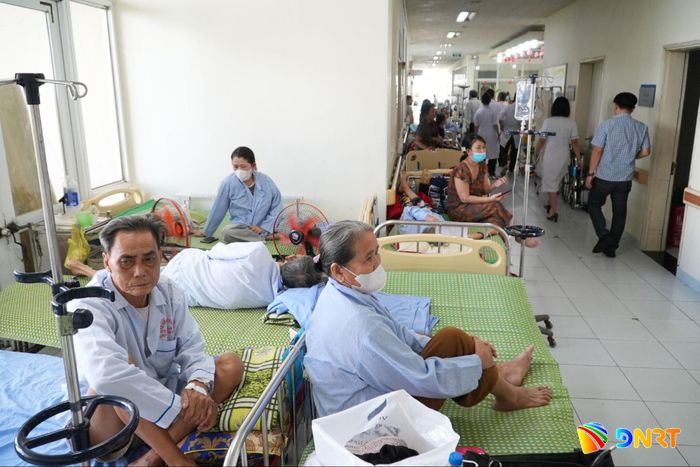 Tình trạng quá tải ảnh hưởng đến công tác chăm sóc sức khỏe bệnh nhân tại Khoa Nội tim mạch (Ảnh chụp sáng 21/10/2026) . Ảnh: HỒ QUÂN